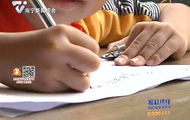 保姆当成“妈妈”背后的原因……哭了！PG麻将胡了免费试玩模拟器6岁男孩把(图2)